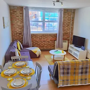  Apartment Flat 3 Lovely Spacious Available For Guests Parking Wifi United Kingdom