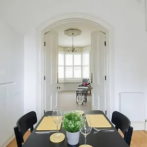 Stylish Period Maisonette Flat In Centre Of Apartment